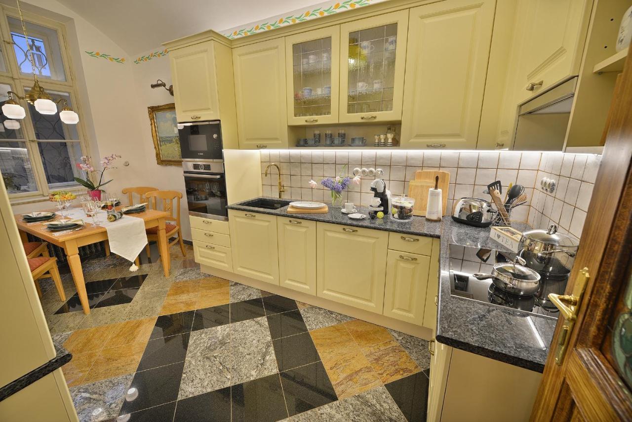 Apartman Dalia Janáčkovo nábřeží Praha Exteriér fotografie